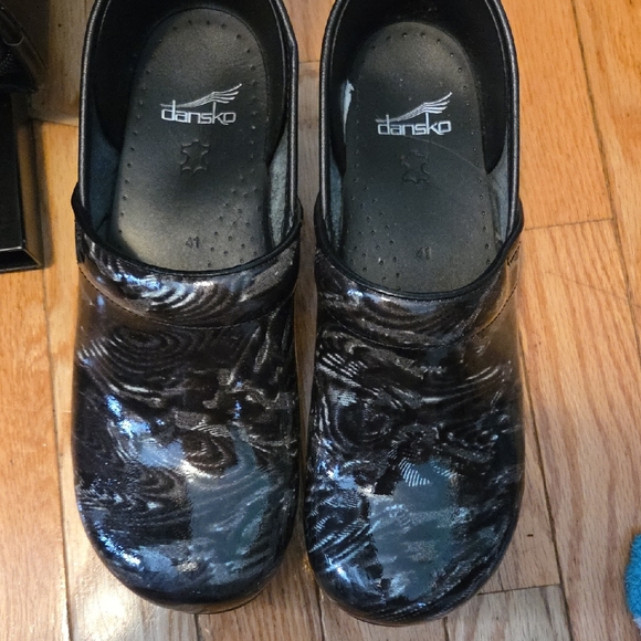 Dansko Women's Greenish Gray Swirl Patterned Black Clogs - Picture 1 of 7